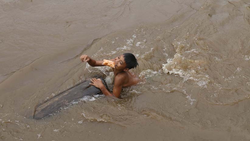 Anak-Anak Kampung Pulo Nekat Berenang di Arus Deras Sungai Ciliwung - Bagian 4