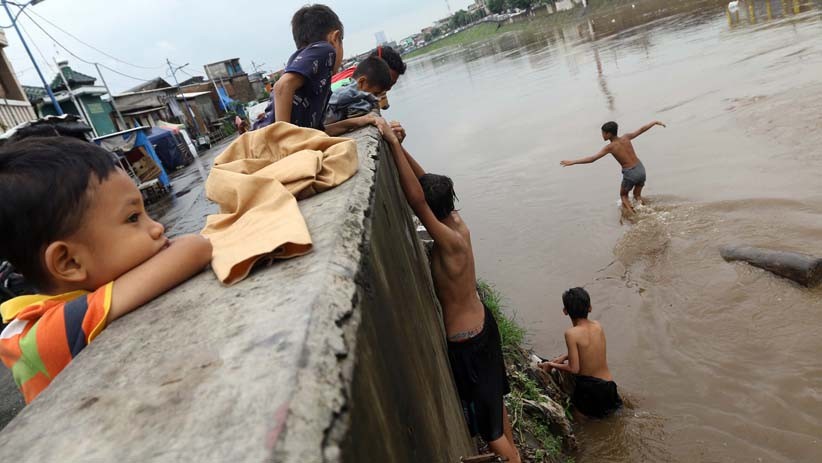 Anak-Anak Kampung Pulo Nekat Berenang di Arus Deras Sungai Ciliwung - Bagian 2