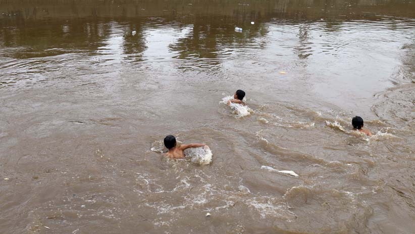Anak-Anak Kampung Pulo Nekat Berenang di Arus Deras Sungai Ciliwung - Bagian 3