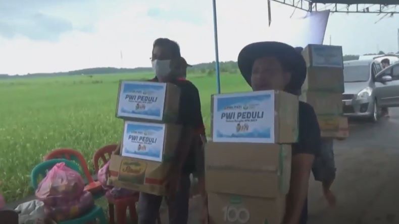 Peduli Korban Banjir di Pati, Puluhan Wartawan Salurkan Bantuan Sembako 