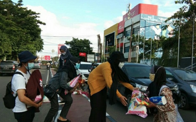 BEM Unsri Bagikan Masker dan Sembako di Palembang 