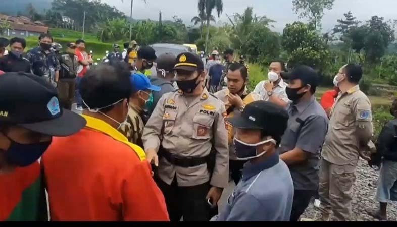 title Polisi Bubarkan Demo Tolak Galian C di Brebes, Kapolsek Bersitegang dengan Massa Polisi Bubarkan Demo Tolak Galian C di Brebes, Kapolsek Bersitegang dengan Massa