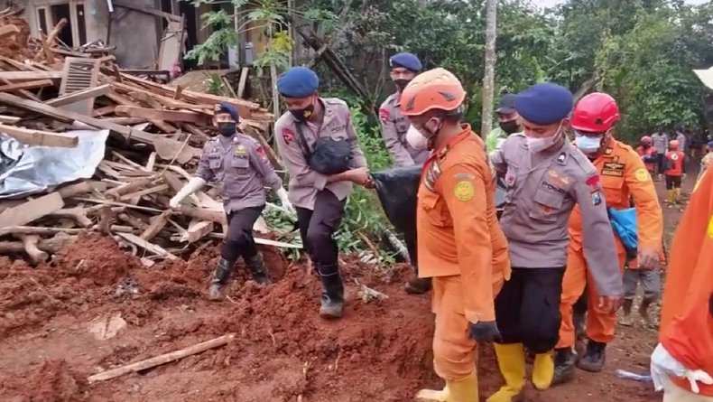 title Tim Gabungan Temukan Korban Terakhir Longsor di Nganjuk Tim Gabungan Temukan Korban Terakhir Longsor di Nganjuk