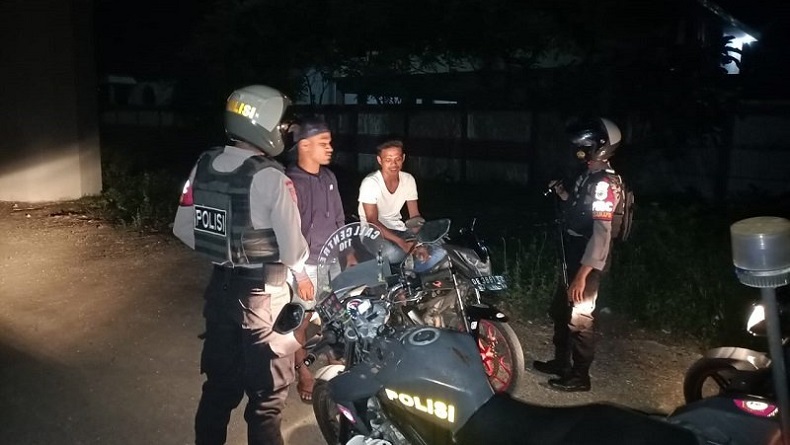 Sejumlah Pemuda Nongkrong dan Minum Miras di JMP Kota Ambon Dibubarkan Polisi