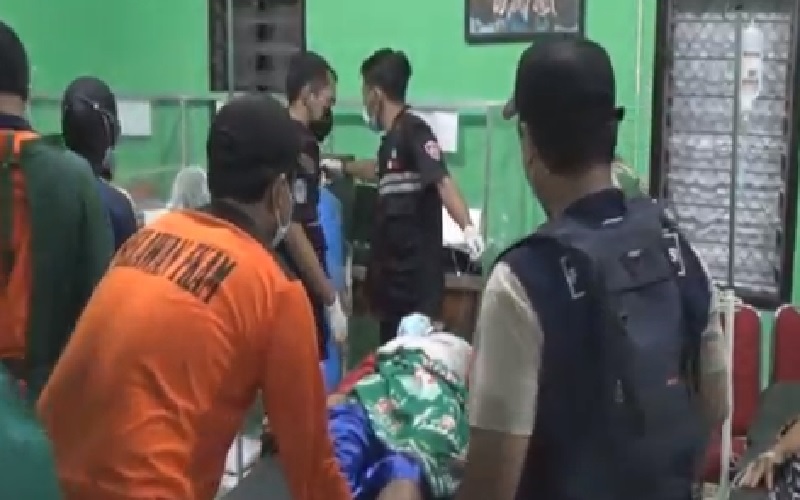 title Puluhan Pengungsi dan Relawan Bencana Longsor Nganjuk Diduga Keracunan Makanan Puluhan Pengungsi dan Relawan Bencana Longsor Nganjuk Diduga Keracunan Makanan