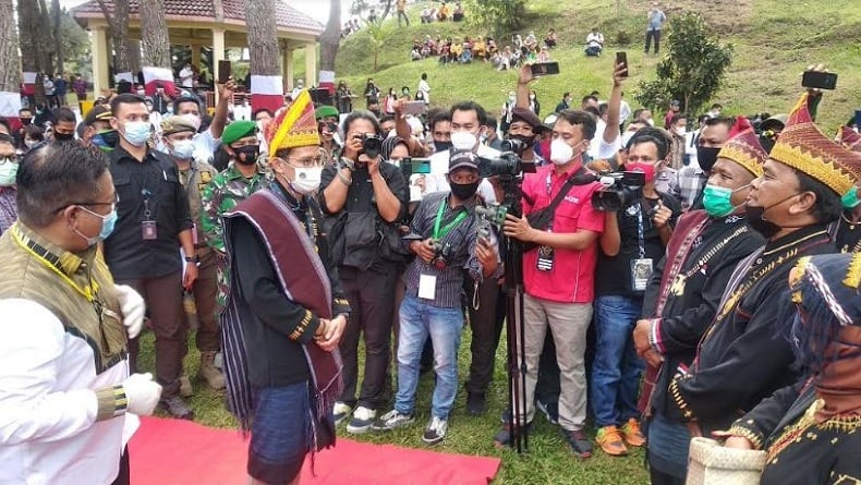 Berkunjung ke Dairi, Menparekraf Sandiaga Uno Diberikan Marga Kudadiri