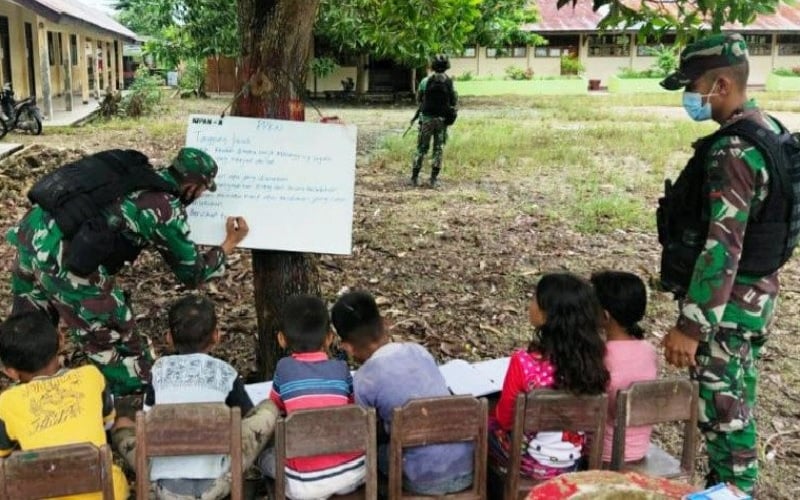 Begini Gaya Satgas TNI Beri Bimbingan Belajar Anak di Perbatasan RI-PNG
