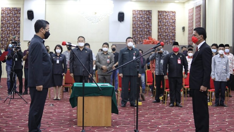 Wagub Sulut Serahkan 5 SK, Ini Tugas Utama Plh Bupati dan Wali Kota