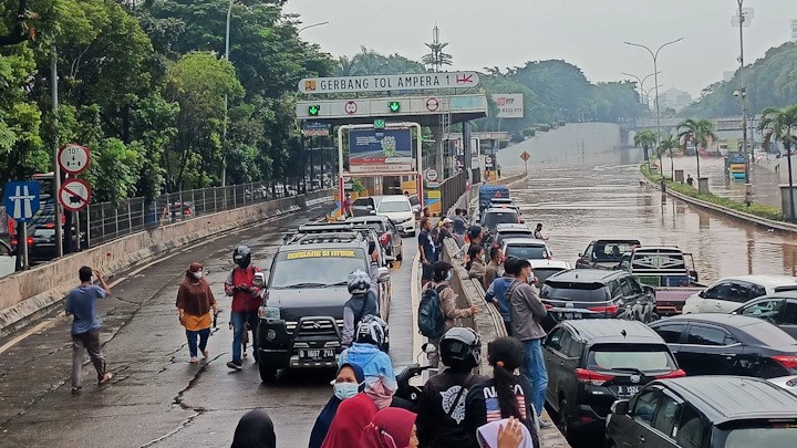 Tol TB Simatupang Banjir, Ratusan Kendaraan Terjebak - Bagian 4