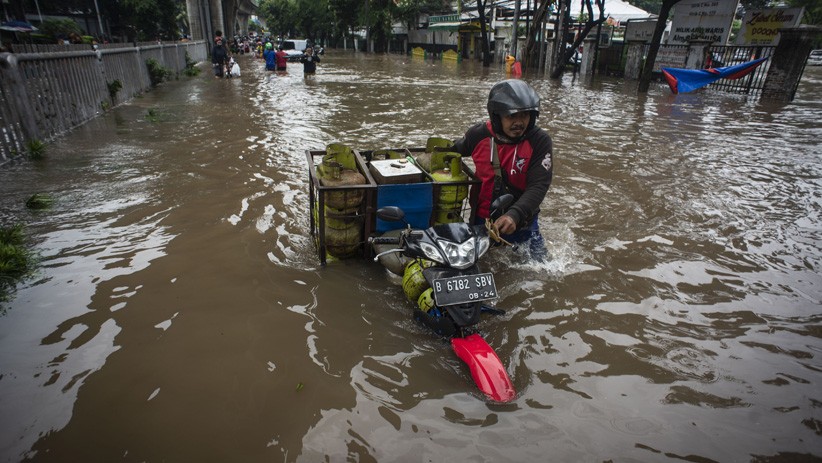 Motor Diangkut Pakai Gerobak Melintasi Banjir di Jalan Kapten Tendean Jakarta - Bagian 3