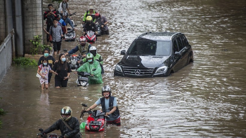 Motor Diangkut Pakai Gerobak Melintasi Banjir di Jalan Kapten Tendean Jakarta - Bagian 2
