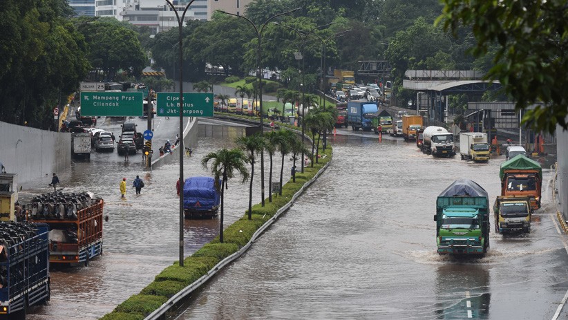 Tol TB Simatupang Banjir hanya Bisa Dilintasi Kendaraan Besar - Bagian 1