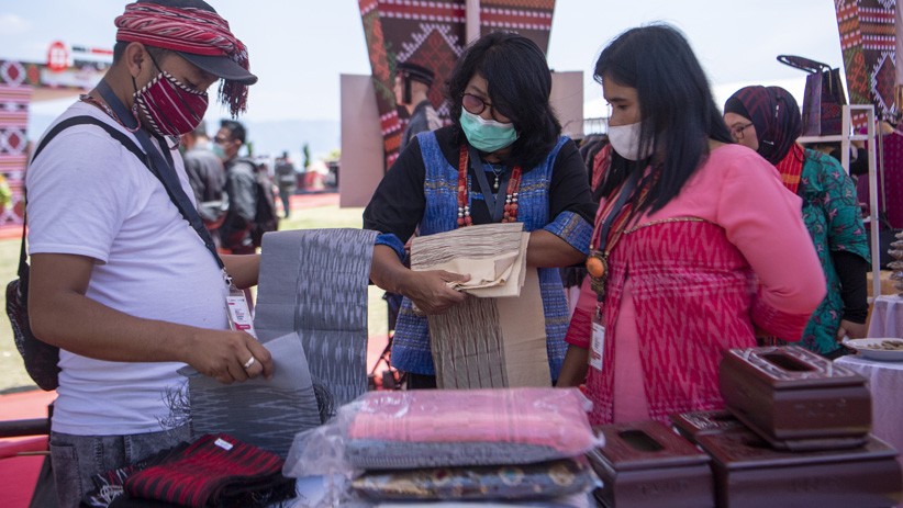 Antusiasme Pengunjung Borong Kain Ulos saat Pameran Beli Kreatif Danau Toba - Bagian 1