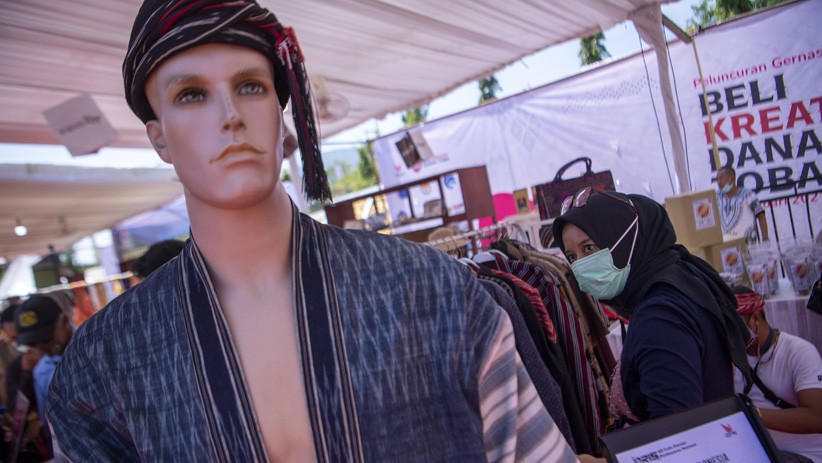 Antusiasme Pengunjung Borong Kain Ulos saat Pameran Beli Kreatif Danau Toba - Bagian 3