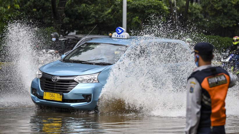 Penampakan Kemacetan Panjang akibat Banjir di Jalan Jenderal Sudirman Jakarta - Bagian 3