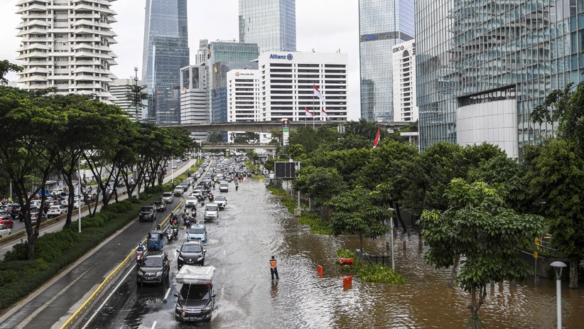 Penampakan Kemacetan Panjang akibat Banjir di Jalan Jenderal Sudirman Jakarta - Bagian 2