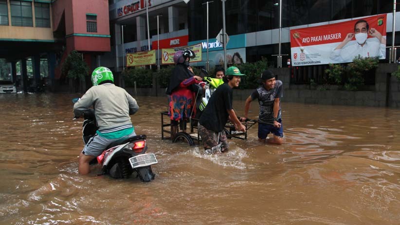 Penampakan Kios Pasar Cipulir Banjir, Pedagang Evakuasi Barang Dagangan - Bagian 3