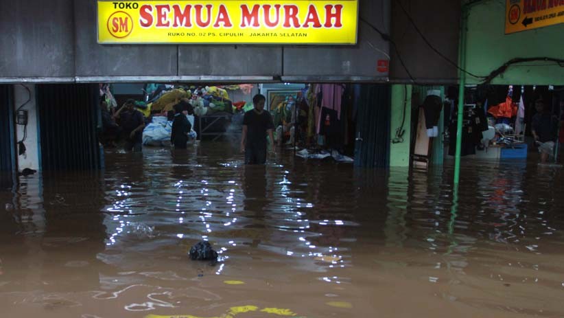 Penampakan Kios Pasar Cipulir Banjir, Pedagang Evakuasi Barang Dagangan - Bagian 1