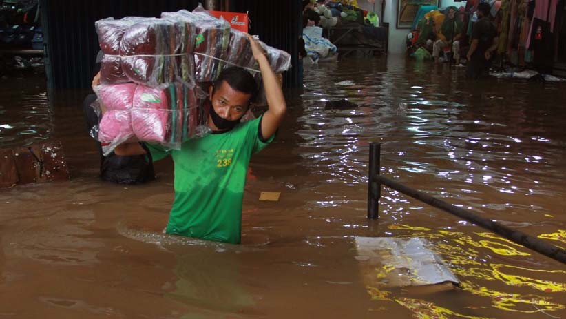 Penampakan Kios Pasar Cipulir Banjir, Pedagang Evakuasi Barang Dagangan - Bagian 2