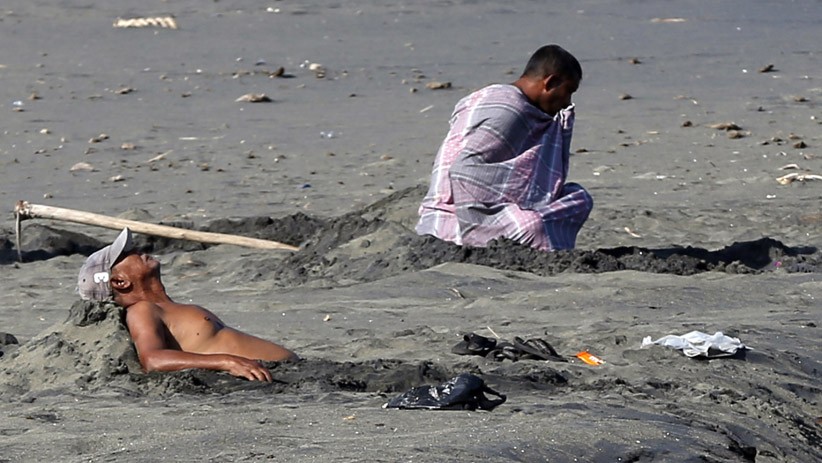 Pengobatan Tradisional, Warga Aceh Kubur Setengah Tubuhnya dengan Pasir Hitam - Bagian 1