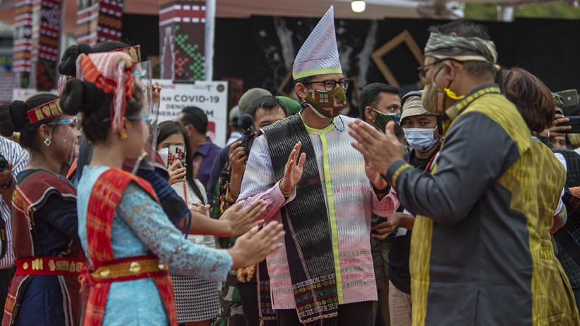 Menparekraf Sandiaga Uno Menari Tortor saat Peluncuran Beli Kreatif Danau Toba - Bagian 1