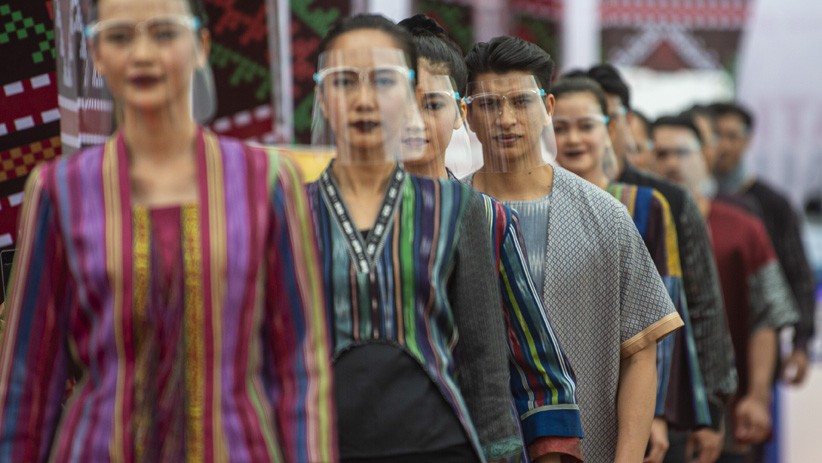 Menparekraf Sandiaga Uno Menari Tortor saat Peluncuran Beli Kreatif Danau Toba - Bagian 5