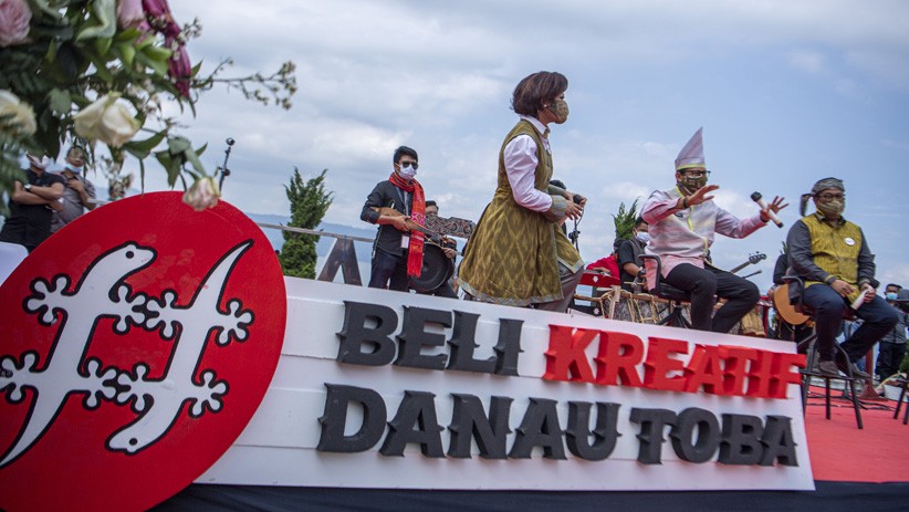 Menparekraf Sandiaga Uno Menari Tortor saat Peluncuran Beli Kreatif Danau Toba - Bagian 4