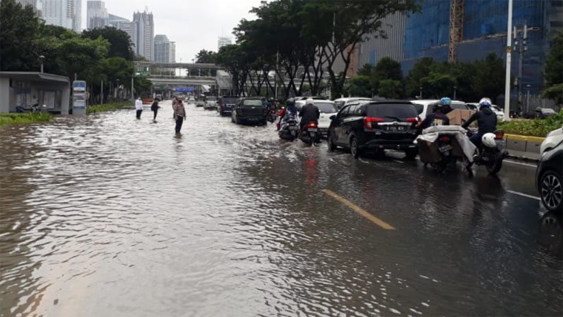 Jakarta Banjir, Jalan Jenderal Sudirman Tergenang Air Sebabkan Kemacetan - Bagian 2