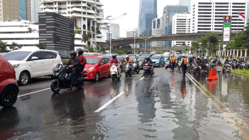Jakarta Banjir, Jalan Jenderal Sudirman Tergenang Air Sebabkan Kemacetan - Bagian 3