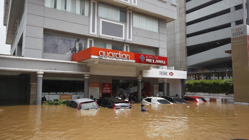 BMW Putih Hanyut Terbawa Arus Banjir di Kemang, Ketinggian Air 1,5 Meter - Bagian 3