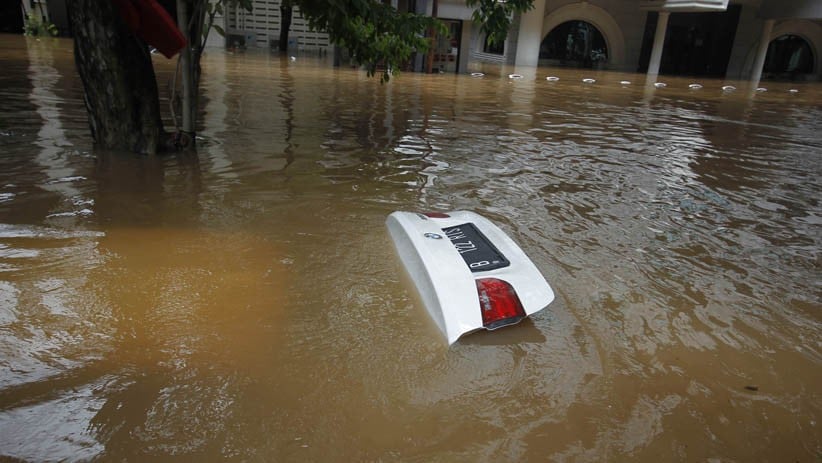 BMW Putih Hanyut Terbawa Arus Banjir di Kemang, Ketinggian Air 1,5 Meter - Bagian 1