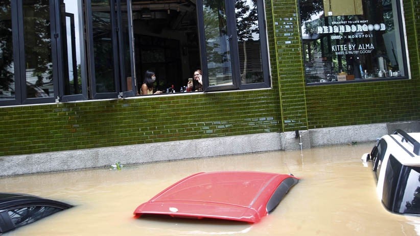 BMW Putih Hanyut Terbawa Arus Banjir di Kemang, Ketinggian Air 1,5 Meter - Bagian 2