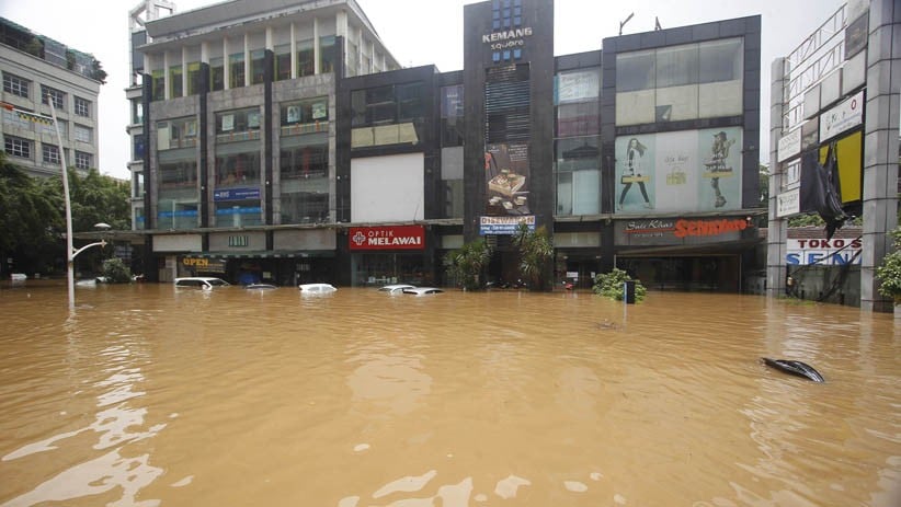 BMW Putih Hanyut Terbawa Arus Banjir di Kemang, Ketinggian Air 1,5 Meter - Bagian 4