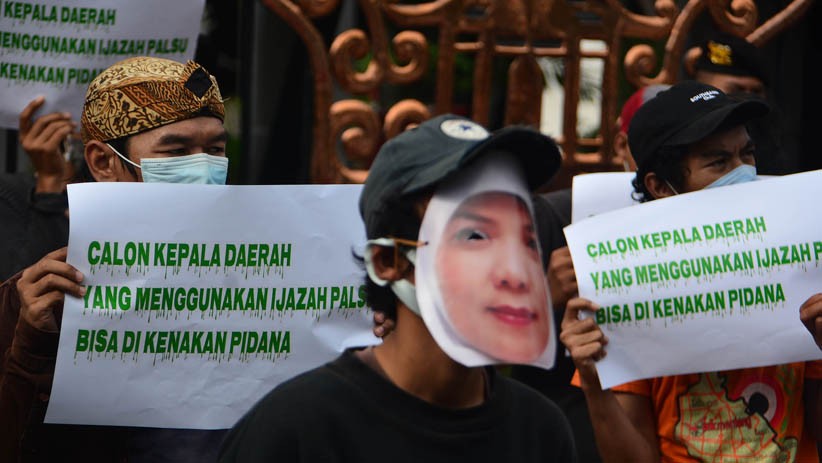 Aksi Laporan Dugaan Penggunaan Ijazah Palsu Pejabat Daerah - Bagian 3