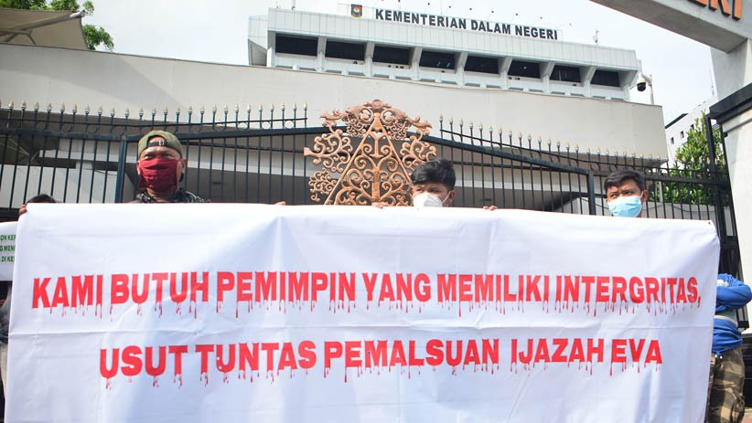 Aksi Laporan Dugaan Penggunaan Ijazah Palsu Pejabat Daerah - Bagian 1