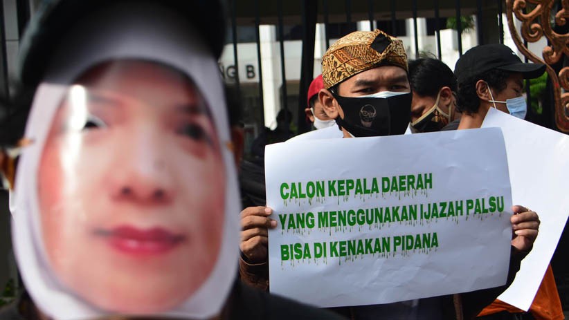 Aksi Laporan Dugaan Penggunaan Ijazah Palsu Pejabat Daerah - Bagian 2