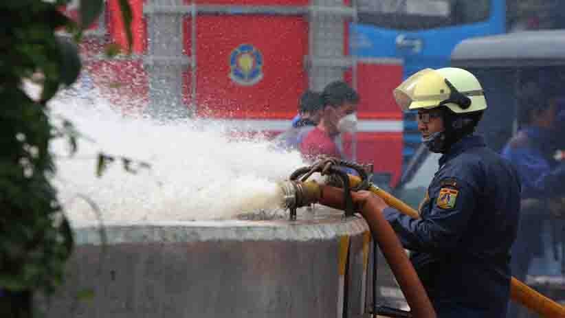 Pemadam Kebakaran Dikerahkan Sedot Air Banjir di Jalan Jatinegara Barat - Bagian 3