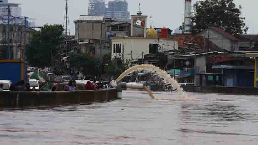 Pemadam Kebakaran Dikerahkan Sedot Air Banjir di Jalan Jatinegara Barat - Bagian 2