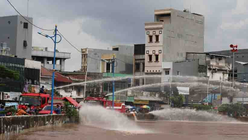 Pemadam Kebakaran Dikerahkan Sedot Air Banjir di Jalan Jatinegara Barat - Bagian 1