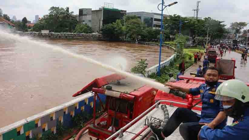 Pemadam Kebakaran Dikerahkan Sedot Air Banjir di Jalan Jatinegara Barat - Bagian 4