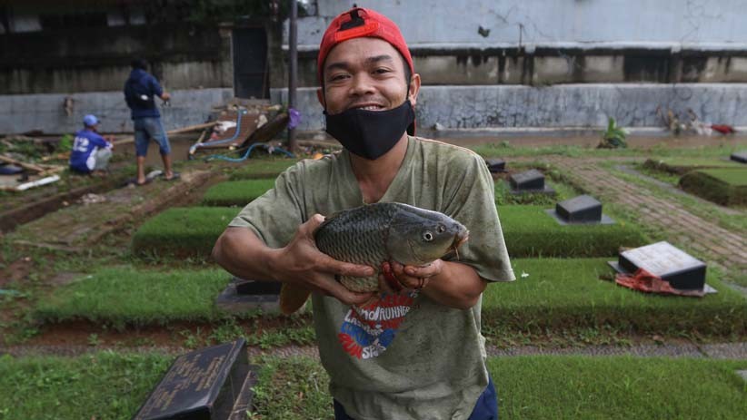 Memancing Ikan Mas di TPU Jeruk Purut yang Terendam Banjir - Bagian 3