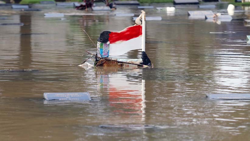 Memancing Ikan Mas di TPU Jeruk Purut yang Terendam Banjir - Bagian 5