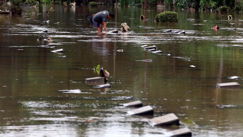 Memancing Ikan Mas di TPU Jeruk Purut yang Terendam Banjir - Bagian 1