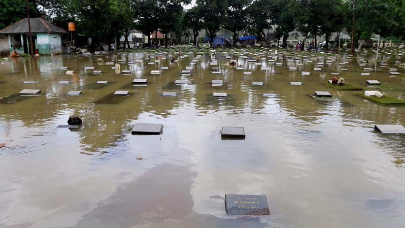 Memancing Ikan Mas di TPU Jeruk Purut yang Terendam Banjir - Bagian 2