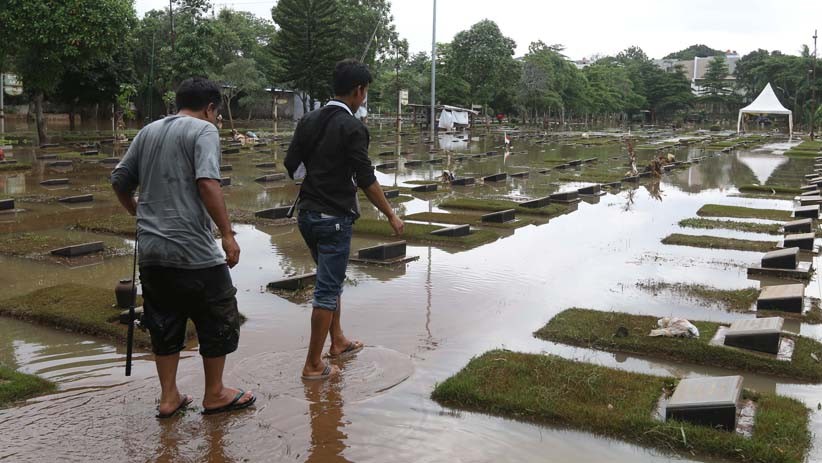 Memancing Ikan Mas di TPU Jeruk Purut yang Terendam Banjir - Bagian 4
