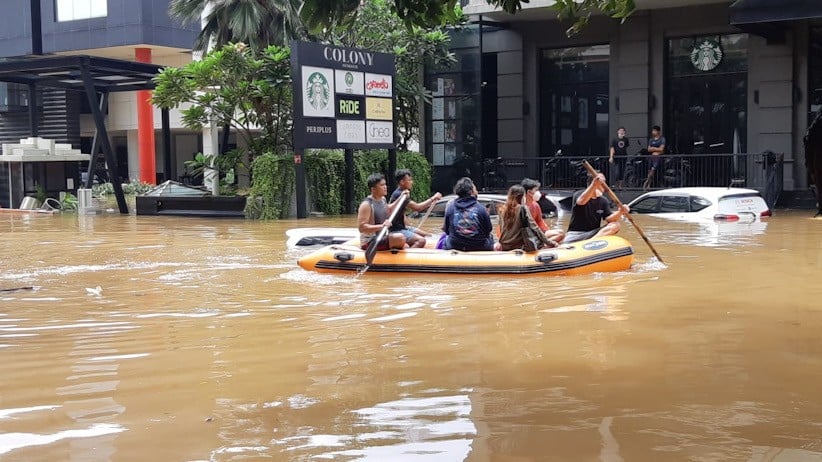 Mobil Terendam Banjir hanya Terlihat Atap di Kemang - Bagian 3