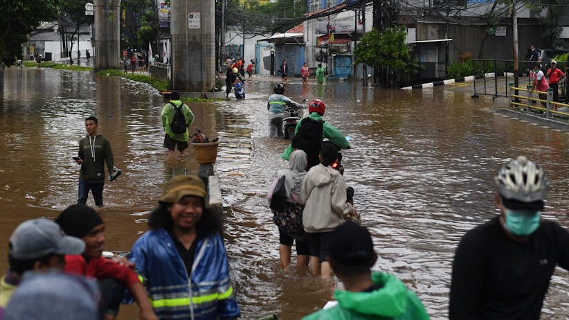 Penampakan Mobil-Mobil Terendam Banjir di Hotel Kebayoran - Bagian 2