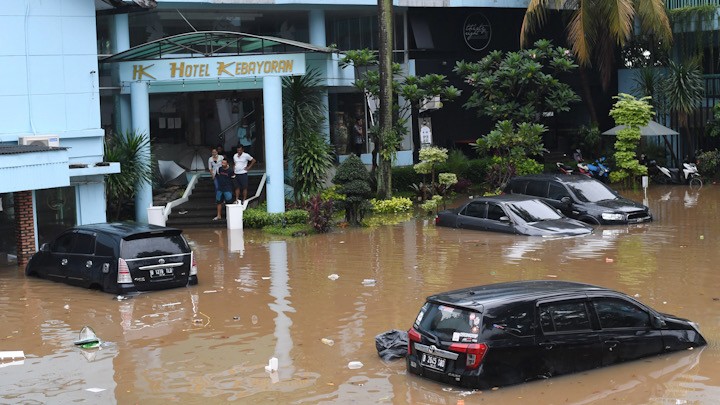 Penampakan Mobil-Mobil Terendam Banjir di Hotel Kebayoran - Bagian 1
