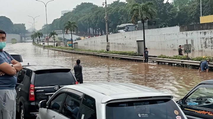Tol TB Simatupang Banjir, Ratusan Kendaraan Terjebak - Bagian 2