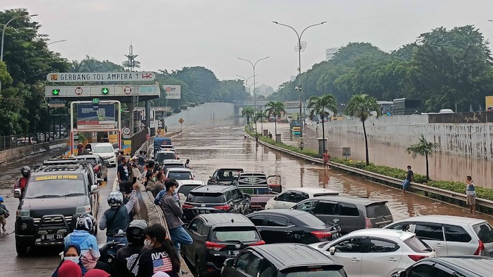 Tol TB Simatupang Banjir, Ratusan Kendaraan Terjebak - Bagian 1